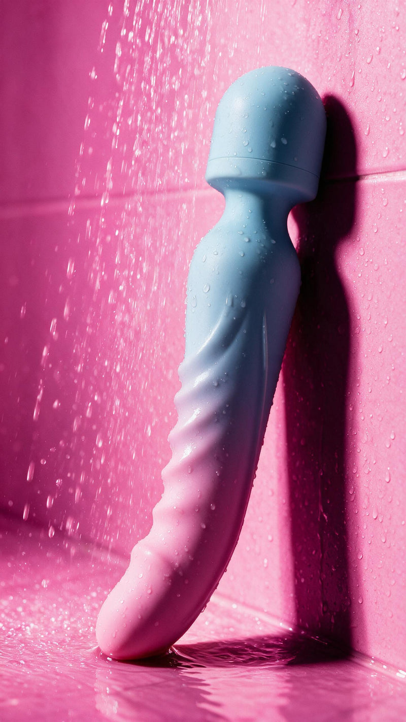 Hot Date onder de douche in een roze badkamer